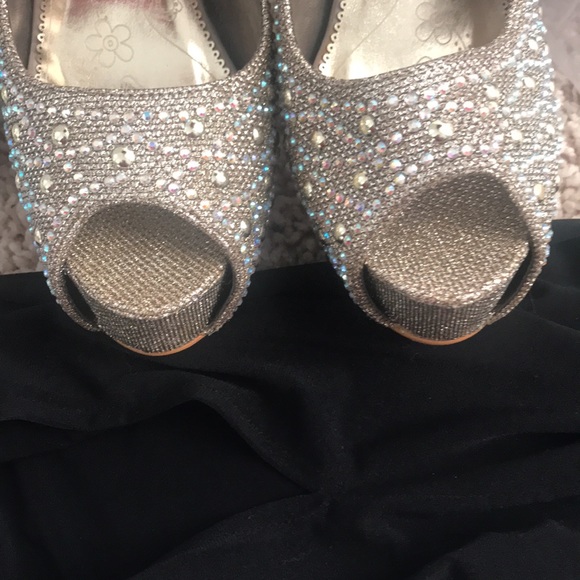 Qupid Iridescent Snakeskin Peep Toe Platform Pump